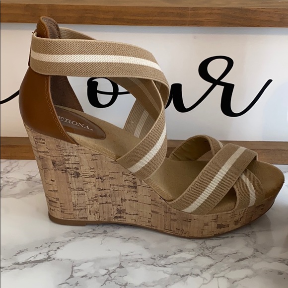 Wedge tan strapped sandal size 8 Merona - Picture 2 of 8